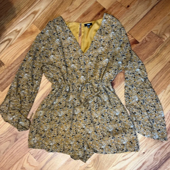 NWOT | LUCCA Couture V-neck Romper | UO | Size Medium - Picture 1 of 10